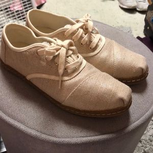 LIKE NEW ROSE GOLD TOMS